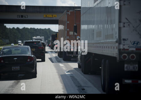 Les résidents de la Caroline du Sud se déplacer lentement le long de la US Highway 278 après Gouverneur Henry émis McMaster une évacuation obligatoire des villes côtières en prévision de l'ouragan Florence's inondation imminente, les vents et la pluie. Selon le National Hurricane Center, Florence, qui pourrait toucher terre par Jeudi, devrait mettre la vie en danger de tempête et de pluie à des portions de la Caroline du Nord et États du centre du littoral atlantique. Photo par le Sgt Technique. Chris Hibben/U.S. Air Force/UPI Banque D'Images