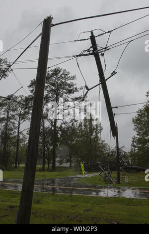 Les poteaux s'effondrer pendant l'ouragan Florence, le Marine Corps Base Camp Lejeune, le 15 septembre 2018. L'ouragan Florence touchés BCP Camp Lejeune et Marine Corps Air Station New River avec des périodes de forts vents, de fortes pluies, les inondations des zones urbaines et les régions basses, des crues éclair et des ondes de tempêtes côtières. Photo par Lance Cpl. Ésaïe Gomez/U.S. Marine Corps/UPI Banque D'Images