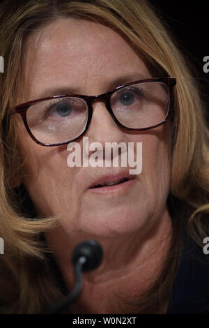 Christine Blasey Ford, la femme accusant candidat à la Cour suprême Brett Kavanaugh d'avoir agressé sexuellement sa lors d'une fête il y a 36 ans, témoigne devant le Comité judiciaire du Sénat sur la colline du Capitole à Washington, DC, le 27 septembre 2018. Photo par Saul Leob/UPI Banque D'Images