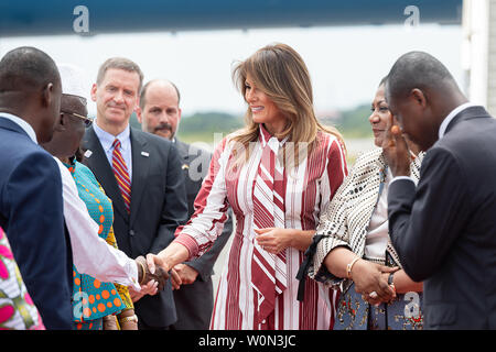 Première Dame Melania Trump reçoit un accueil chaleureux à son arrivée à l'aéroport international de Kotoka à Accra, au Ghana, le 2 octobre 2018. La première dame s'engage dans son premier grand voyage en solo, un international de cinq jours, quatre pays, qui voyage en Afrique où elle mettra l'accent sur le bien-être des enfants. White House Photo par Andrea Hanks/UPI Banque D'Images