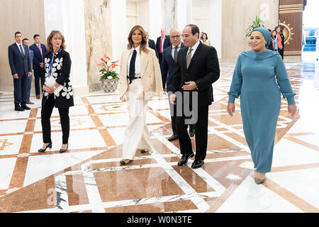 Première Dame Melania Trump rencontre avec Abdel Fattah El-Sisi, Président de l'Égypte et son épouse Entissar El-Sisi le 6 octobre 2018, à l'Ittihadiya Palace au Caire. La première dame s'engage dans son premier grand voyage en solo, un international de cinq jours, quatre pays, qui voyage en Afrique où elle mettra l'accent sur le bien-être des enfants. White House Photo par Andrea Hanks/UPI Banque D'Images