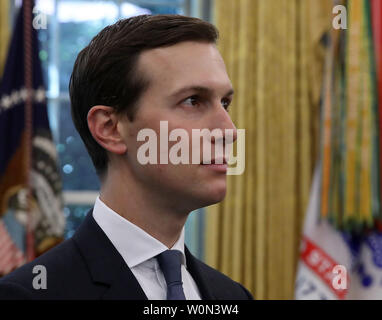 Maison Blanche Haut Conseiller Jared Kushner écoute le président américain Donald Trump annoncer qu'il a accepté la démission de Nikki Haley comme ambassadeur des Etats-Unis à l'Organisation des Nations Unies, dans le bureau ovale le 9 octobre 2018 à Washington, DC. Trump président dit que Haley va quitter son poste à la fin de l'année. Photo par Mark Wilson/UPI Banque D'Images