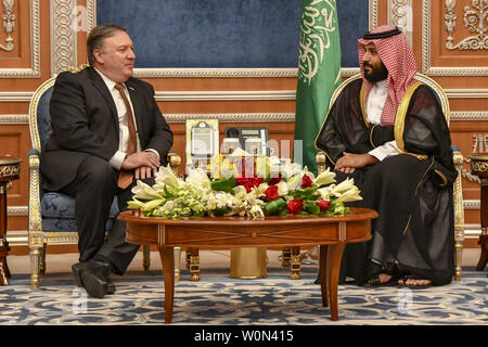 La secrétaire d'État des États-Unis, Mike Pompeo se réunit avec l'Arabie Prince Mohammed bin Salman à Riyad le 16 octobre 2018. Pompeo est rendu en Arabie Saoudite pour discuter le mystère entourant la disparition du journaliste Jamal Khashoggi. Khashoggi, un résident américain, Washington Post et contributeur disparu de l'Arabie consulat à Istanbul il y a deux semaines, conduisant aux rapports qu'il a été tué sur place. Photo par département d'État américain/UPI Banque D'Images