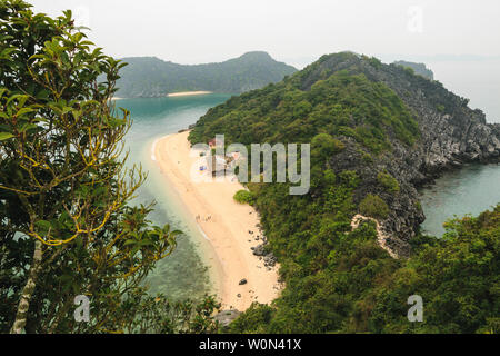 Vue panoramique sur Monkey Beach dans la baie d'Halong, Vietnam, Asie du sud-est Banque D'Images