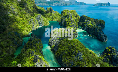 El Nido, Palawan, aux Philippines. Vue aérienne de Big Lagoon, petite lagune et falaises calcaires Banque D'Images