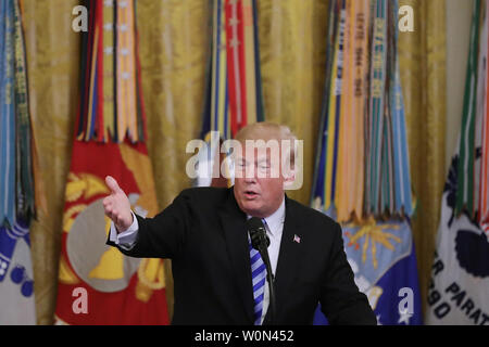 Le président Donald Trump accueille une réception commémorant le 35e anniversaire de l'attaque sur la Caserne de Beyrouth avec le secrétaire de la Défense James Mattis (L) dans l'East Room de la Maison Blanche le 25 octobre 2018 à Washington, DC. Le 23 octobre 1983, deux camions piégés ont frappé les bâtiments abritant Force multinationale (FMN) au Liban, tuant 241 soldats américains et 58 soldats français et 6 civils. Photo par Chip Somodevilla/UPI Banque D'Images