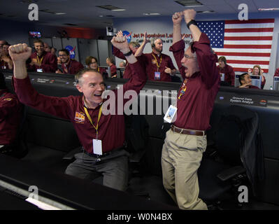 Les membres de l'équipe Mars InSight Kris Bruvold, gauche, et Sandy Krasner réagir après avoir reçu la confirmation que l'InSight Mars Lander s'est posé avec succès sur la surface de Mars, le 26 novembre 2018, à l'intérieur de la zone d'assistance de la Mission le Jet Propulsion Laboratory de la NASA à Pasadena, en Californie. InSight, court pour l'exploration de l'intérieur à l'aide d'enquêtes sismiques, de géodésie et de transport de chaleur, d'un Mars Lander est conçu pour étudier l 'espace intérieur' de Mars : la croûte, manteau, noyau. Photo de la NASA/Bill Ingalls UPI Banque D'Images