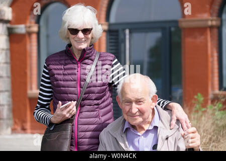 Edinburgh, Lothian / Scotland - 22 juin 2019 : vieux couple portrait dans la ville attendent le festival Banque D'Images