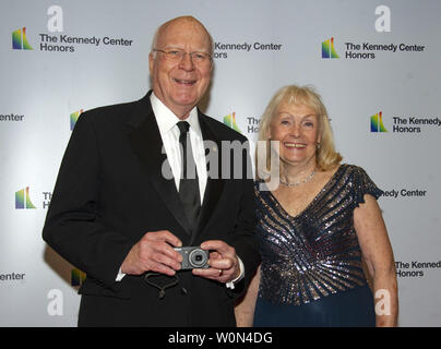 États-unis le sénateur Roy Blunt (républicain du Missouri) et sa femme, Abigail, United States le sénateur Patrick Leahy (démocrate du Vermont) prend une photo des photographes que lui et son épouse, Marcelle arrivent pour le dîner officiel de l'artiste en l'honneur des récipiendaires de la 41st Annual Kennedy Center Honors organisé par United States Vice-secrétaire d'État John J. Sullivan au département d'État à Washington, D.C. le samedi, Décembre 1, 2018. Les lauréats 2018 sont : la chanteuse et actrice Cher ; le compositeur et pianiste Philip Glass ; country music artiste Amanda Lear ; et d'un saxophoniste de jazz Banque D'Images