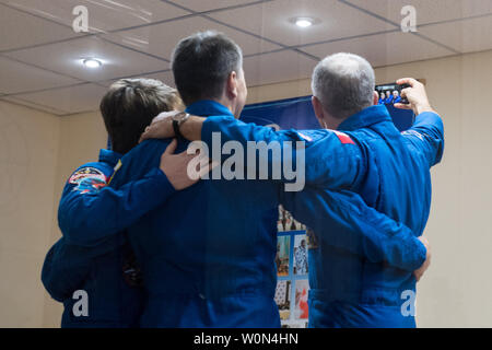 De gauche à droite, l'ingénieur de vol de l'Expédition 58 Anne McClain de NASA, commandant de Soyouz Oleg Kononenko de Roscosmos, David Saint-Jacques et ingénieur de vol de l'Agence spatiale canadienne (ASC) prendre une quarantaine, alors qu'en selfies, à l'issue d'une conférence de presse, le 2 décembre 2018, à l'hôtel cosmonaute à Baïkonour, au Kazakhstan. Lancement de la fusée Soyouz est prévue pour le 3 décembre et se poursuivra Kononenko, McClain, et Saint-Jacques en orbite pour servir pendant six mois et demi de mission sur la Station spatiale internationale. Photo de la NASA par Aubrey Gemignani/UPI Banque D'Images