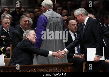 Biographe présidentielle Jon Meacham, serre la main avec l'ancien président George Bush après avoir parlé au cours de funérailles d'état de l'ancien président George H. W. Bush à la Cathédrale Nationale, le mercredi 5 décembre 2018, à Washington, DC. Photo par Alex Brandon/UPI Banque D'Images
