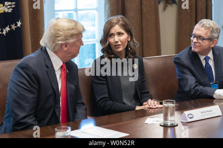 Le gouverneur élu Kristi Noem du Dakota du Sud, prend la parole lors d'une réunion organisée par le président des États-Unis, M. Donald J. Trump avec les gouverneurs élus à la Maison Blanche à Washington, DC Le 13 décembre 2018. Assis droit est gouverneur élu MM. DeWine Mike de l'Ohio. Photo de Chris Kleponis/UPI Banque D'Images