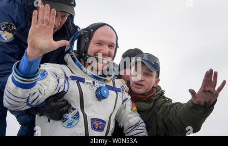 Alexander Gerst de l'ESA (Agence Spatiale Européenne) est aidé de l'engin spatial Soyouz MS-09 à quelques minutes après, il Aunon-Chancellor Serena de la NASA, et Sergey Prokopyev de Roskosmos, a atterri dans une région isolée près de la ville de Zhezkazgan, Kazakhstan, le 20 décembre 2018. Aunon-Chancellor, Gerst, et Prokopyev reviennent après 197 jours dans l'espace où ils ont servi en tant que membres de l'Expédition 56 et 57 équipages à bord de la Station spatiale internationale. Photo de la NASA/Bill Ingalls UPI Banque D'Images