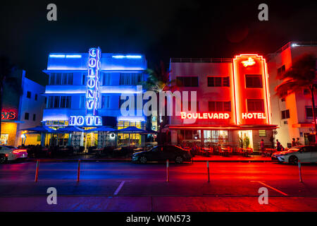 Vue de nuit sur la rue Ocean Drive, l'Art Déco. Colony et Boulevard d'hôtels. Banque D'Images