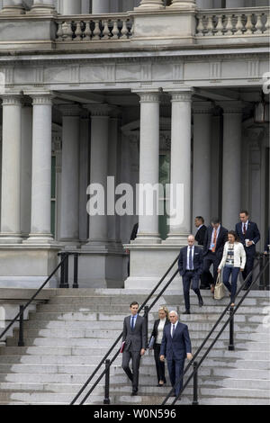 Maison blanche haut conseiller Jared Kushner (L), Secrétaire de la Sécurité intérieure des Kirstjen Nielsen (C) et le Vice-président Mike Pence (R) quitter Le Eisenhower Executive Office Building Le 5 janvier 2019 à Washington, DC. L'administration a rencontré les membres du Congrès les membres des deux parties pour tenter de trouver un compromis sur l'arrêt et le gouvernement partielle mur le long de la frontière mexicaine. Photo par Tasos Katopodis/UPI Banque D'Images