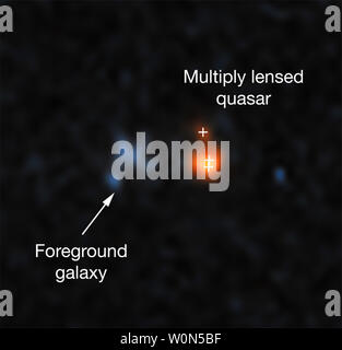 Cette image, publiée le 9 janvier 2019, présente le quasar lointain J043947.08 +163415.7 comme il a été observé avec la NASA/ESA Hubble Space Telescope. Le quasar est l'un des objets les plus brillants dans l'Univers primordial. Cependant, en raison de sa distance, il n'est devenu visible que son image a été rendu plus lumineux et plus grand en lentilles gravitationnelles. Le système de l'lensed images et l'objectif réel est tellement compact qu'Hubble est le seul télescope optique en mesure de le résoudre. Photo de la NASA/ESA/UPI Banque D'Images