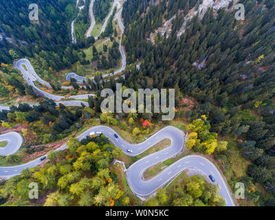 Col de Malaga, Alpes Suisses. Les courbes spectaculaires dans le paysage. Banque D'Images