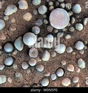 Les sphérules petite sur la surface martienne dans cette image sont près de cratère Fram, visité par la NASA Mars Exploration Rover l'occasion au cours de la 84e journée martienne, ou sol, du travail du rover sur Mars (19 avril 2004). La zone indiquée est de 1,2 pouces (3 centimètres) de diamètre. Ce sont des exemples des concrétions minérales surnommé 'les bleuets.' l'occasion de l'enquête riche en hématite concrétions au cours de la rover le premier de trois mois au début de la mission 2004 a fourni des preuves d'un environnement ancien aqueux. La NASA a annoncé le 13 février 2019, que l'un des plus réussis et durables Banque D'Images