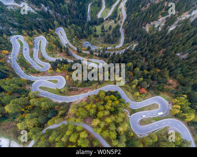 Col de Malaga, Alpes Suisses. Les courbes spectaculaires dans le paysage. Banque D'Images