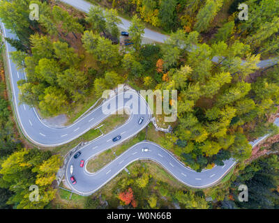 Col de Malaga, Alpes Suisses. Les courbes spectaculaires dans le paysage. Banque D'Images