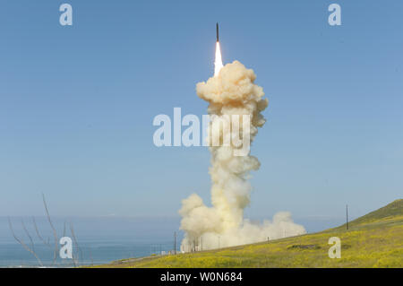 Le 'lead' intercepteur basé au sol est lancé à partir de la Base aérienne de Vandenberg, en Californie, le 25 mars 2019, dans le tout premier essai de l'engagement d'une salve de menaces ICBM représentant la cible. Les deux intercepteurs basés au sol (GBI) a intercepté une cible lancé à partir de la défense antimissile balistique Ronald Reagan Test Site sur l'Atoll de Kwajalein. Photo par Missile Defense Agency/UPI Banque D'Images