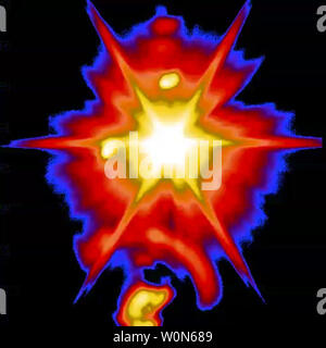 Cette image infrarouge capturé une interception réussie d'un ICBM représentant à la menace par deux cibles au sol à longue distance des intercepteurs spatiaux (GBI) a lancé à partir de la Vandenberg Air Force Base, en Californie, le 25 mars 2019. La cible a été lancé de la Ronald Reagan Test Site de défense antimissile balistique dans le cadre du premier essai de l'engagement de salvo avec IBS. Photo par Missile Defense Agency/UPI Banque D'Images