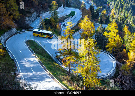 Col de Malaga, Alpes Suisses. Les courbes spectaculaires dans le paysage. Banque D'Images