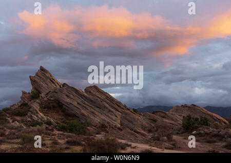 Vasquez Rocks Natural Area Park à Agua Dulce Springs, comté de Los Angeles, montré au crépuscule. Banque D'Images