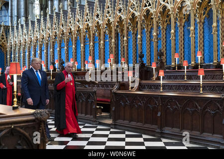 Le président Donald J. Trump rejoint par le doyen de l'abbaye de Westminster le Très Révérend John Hall tours l'abbaye de Westminster le 3 juin 2019 à Londres. White House Photo par Shealah Craighead/UPI Banque D'Images