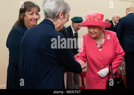 La Grande-Bretagne La reine Elizabeth II, rejoint par le Président Donald J. Trump, rencontre avec les anciens combattants de la Seconde Guerre mondiale et leurs familles au cours d'une journée nationale d-activité commémorative le 5 juin 2019, à la commune de Southsea à Portsmouth, en Angleterre. White House Photo par Andrea Hanks/UPI Banque D'Images