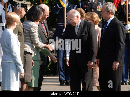 Premier Ministre d'Australie John Howard (C), serre la main avec la secrétaire d'État américaine Condoleezza Rice, alors que le président George W. Bush sur les montres, lors d'une pelouse Sud Cérémonie d'arrivée pour le premier ministre à la Maison Blanche à Washington le 16 mai 2006. (UPI Photo/Kevin Dietsch) Banque D'Images