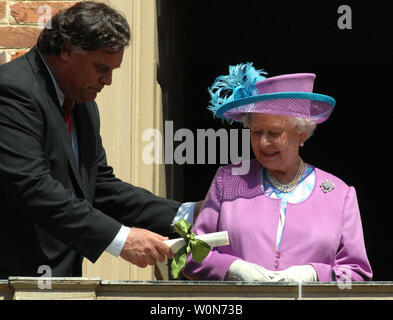 La Grande-Bretagne La reine Elizabeth II accepte un diplôme honorifique du Collège de William et Mary's Président Gene R. Nichol à Williamsburg, en Virginie, le 4 mai 2007. (Photo d'UPI/Roger L. Wollenberg) Banque D'Images