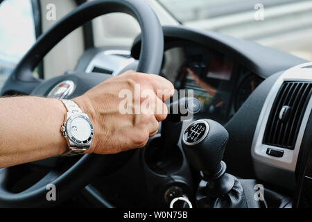 Mainz, Allemagne - 20 juin 2019 : les mains d'un homme en 1977 cockpit pendant la conduite. Banque D'Images