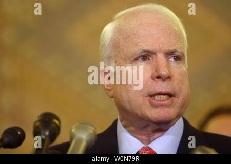 Le sénateur américain John McCain (R-AZ) prend la parole lors d'une conférence de presse sur la réforme de l'immigration le 26 septembre 2006, à le Capitole à Washington. (Photo d'UPI / Kamenko Pajic) Banque D'Images