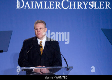 Chrysler Group Président et chef Thomas W. LaSorda introduire de nouvelles Dodge Ram 2007 à 3500 que Washington Car Show le 23 janvier 2007. Le Dodge Ram Heavy Duty 6,7 litre avec moteur turbo-diesel qui utilisent les technologies de réduction de l'émotion l'émotion par la réduction de l'oxyde d'azote de 90  % de l'EPA l'EPA 2010 Réunion du gazole propre normes. (Photo d'UPI / Kamenko Pajic ) Banque D'Images