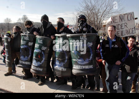 Un petit groupe de manifestants marche vers le Capitole au cours d'une manifestation anti-guerre le 27 janvier 2007 à Washington. Les membres du Congrès, des acteurs, et des militants ont rejoint des dizaines de milliers de manifestants à mars sur le National Mall contre la guerre en Irak. (Photo d'UPI/Kamenko Pajic) Banque D'Images