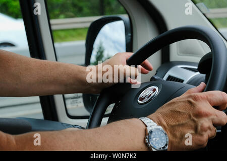 Mainz, Allemagne - 20 juin 2019 : les mains d'un homme en 1977 cockpit pendant la conduite. Banque D'Images