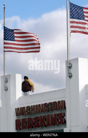 Je vois des drapeaux en berne pour les Redskins de Washington coffre Sean Taylor à l'établissement de formation de l'équipe de Ashburn, Virginie, le 27 novembre 2007. Taylor est décédé mardi d'une blessure par balle après il a confronté un intrus apparente la veille à son domicile près de Miami. (Photo d'UPI/Kamenko Pajic) Banque D'Images