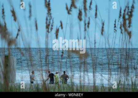 Les gens s'asseoir sur la plage avant l'approche de l'ouragan Florence le 12 septembre 2018 à Myrtle Beach, Caroline du Sud. Florence, une tempête de catégorie 4, est prévue sur la côte entre Caroline du Sud et du Nord et pourrait être la plus forte tempête de neige ayant la côte Est des États-Unis. Photo de Ken Cedeno/UPI Banque D'Images