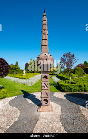 Vue de l'Écosse est plus ancien cadran solaire à partir de 1630, l'Obélisque à Drummond Castle Gardens à Drummond Castle dans le Perthshire, Écosse, Royaume-Uni Banque D'Images