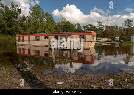 Bandes-annonces s'asseoir dans un parc inondé de remorque à la suite de l'ouragan Florence, maintenant dépression tropicale le 18 septembre 2018 à Wilmington, Caroline du Nord. Florence, continue de déverser de la pluie sur la Caroline du Nord et du Sud et de la rivière Cape Fear Valley et d'autres rivières va augmenter les niveaux d'inondation record de rupture. Photo de Ken Cedeno/UPI Banque D'Images