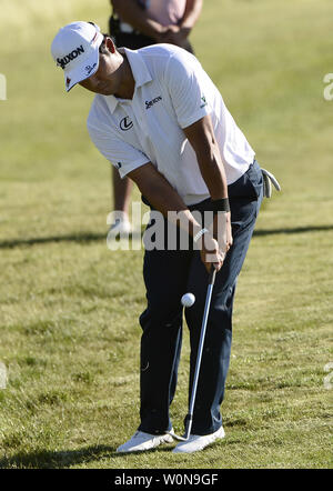 Hideki Matsuyama Japon de jetons à n° 18 lors de la finale du 117e tournoi de golf de l'US Open à Erin Hills Golf Course le 18 juin 2017, dans la région de Erin, Wisconsin. Photo de Brian Kersey/UPI Banque D'Images