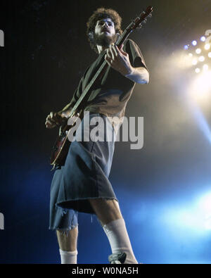 De Linkin Park, Brad Delson, se produit en concert pendant la tournée Projekt Revolution 2004, à l'amphithéâtre des conseils judicieux , à West Palm Beach, Floride, le 17 août 2004. (Photo d'UPI/Michael Bush) Banque D'Images