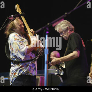 Stephen Stills(L) et Graham Nash, de Crosby, Stills and Nash , produisent en concert, à l'amphithéâtre des conseils judicieux , à West Palm Beach, Floride, le 21 août 2004. (Photo d'UPI/Michael Bush) Banque D'Images