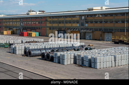 Des piles de métal par le quai dans le port de Koper en Slovénie Banque D'Images