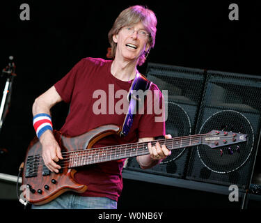 Phil Lesh se produit en concert à l'amphithéâtre du parc Mizner à Boca Raton, Floride le 22 juin 2006. (Photo d'UPI/Michael Bush) Banque D'Images