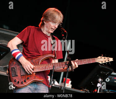 Phil Lesh se produit en concert à l'amphithéâtre du parc Mizner à Boca Raton, Floride le 22 juin 2006. (Photo d'UPI/Michael Bush) Banque D'Images