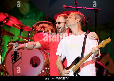 Ringo Starr(L) et Billy Squier(R) effectuer avec la All Star Band Ringo en concert à l'amphithéâtre du parc Mizner à Boca Raton, Floride le 8 juillet 2006. (Photo d'UPI/Michael Bush) Banque D'Images