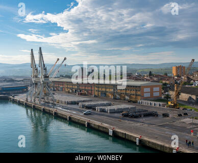 Par les grues de quai dans le port de Koper en Slovénie Banque D'Images