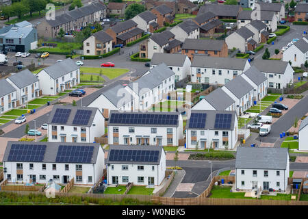 Portrait de nouvelles maisons avec des panneaux solaires sur les toits de Raploch district de Stirling , Ecosse, Royaume-Uni Banque D'Images